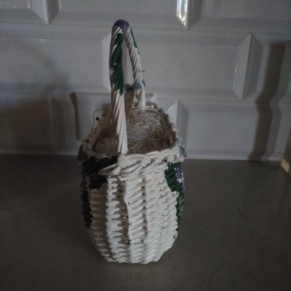 NEW WHITE WICKER BASKET WITH HANDLE AND HAND-PAINED PERIWINKLE & PURPLE FLOWERS - Picture 5 of 8